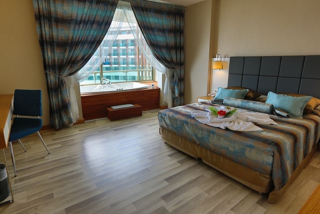 rooms-deluxe-suite