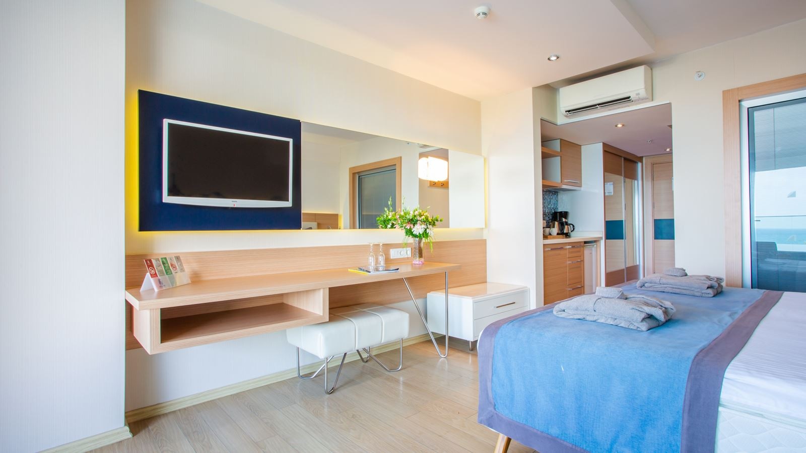 rooms-pool-access