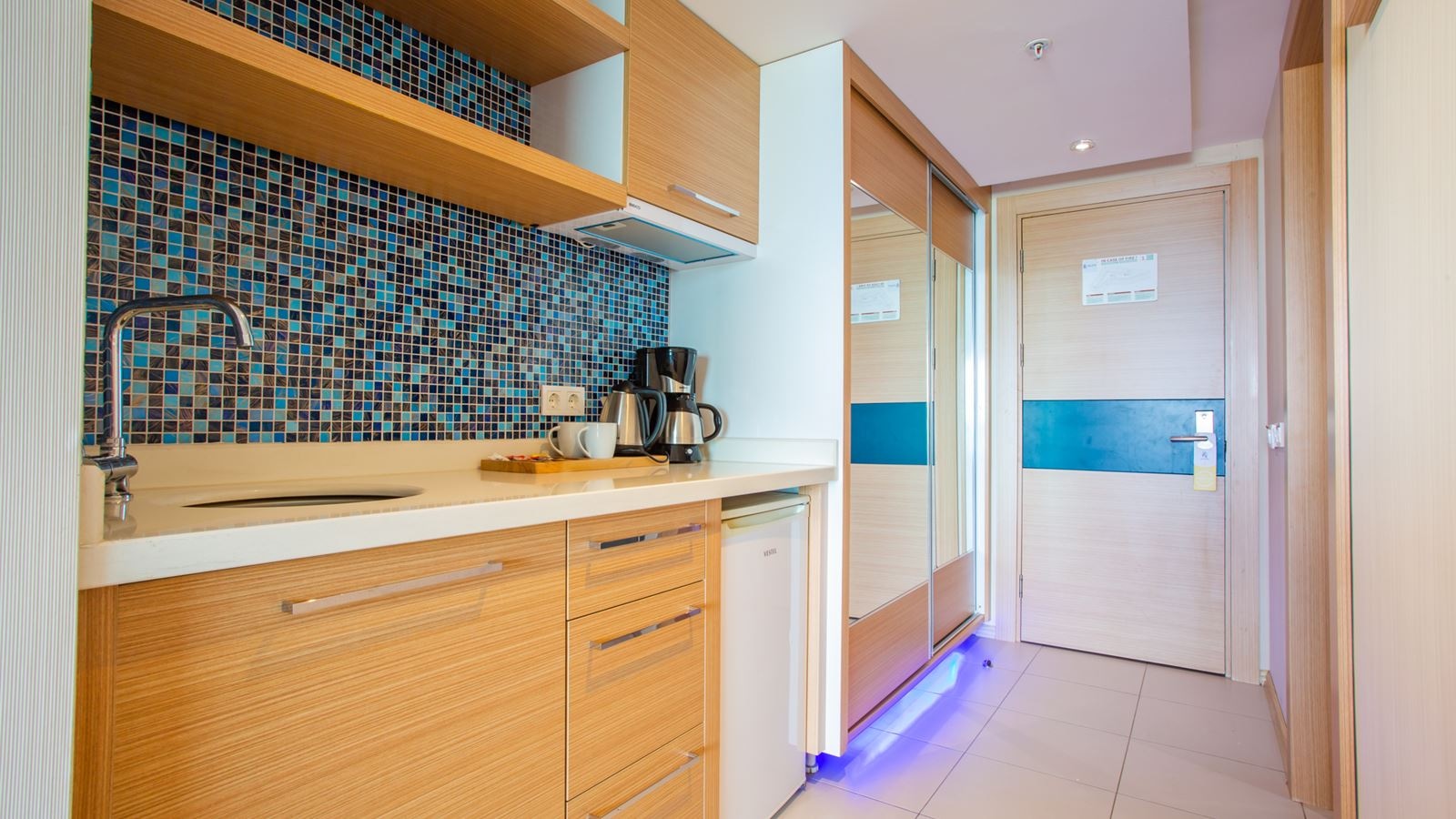 rooms-pool-access
