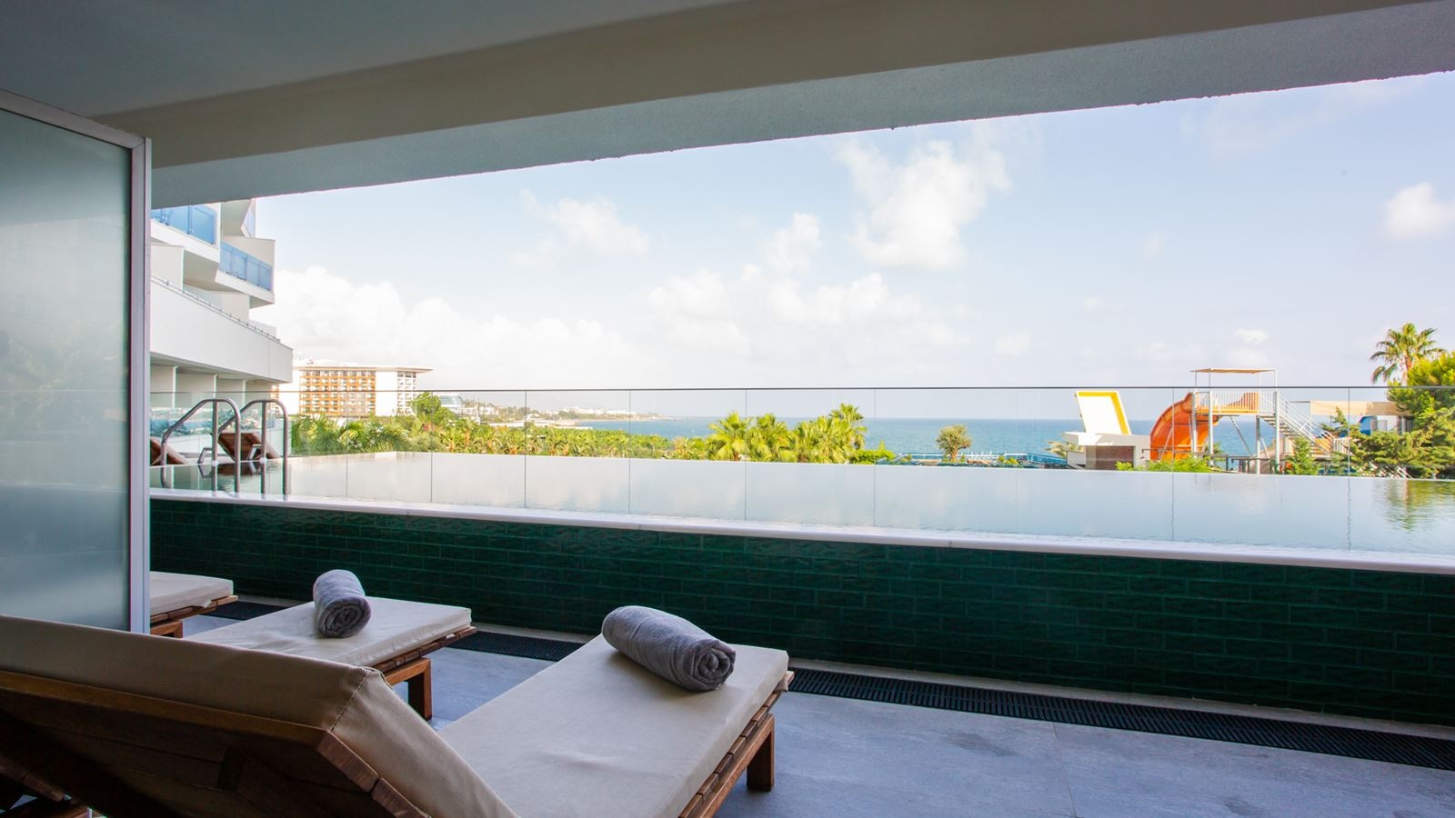 rooms-pool-access