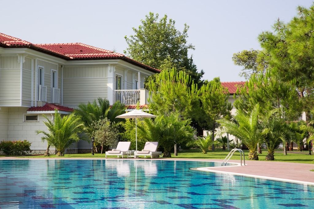 rooms-deluxe-pool-family-room
