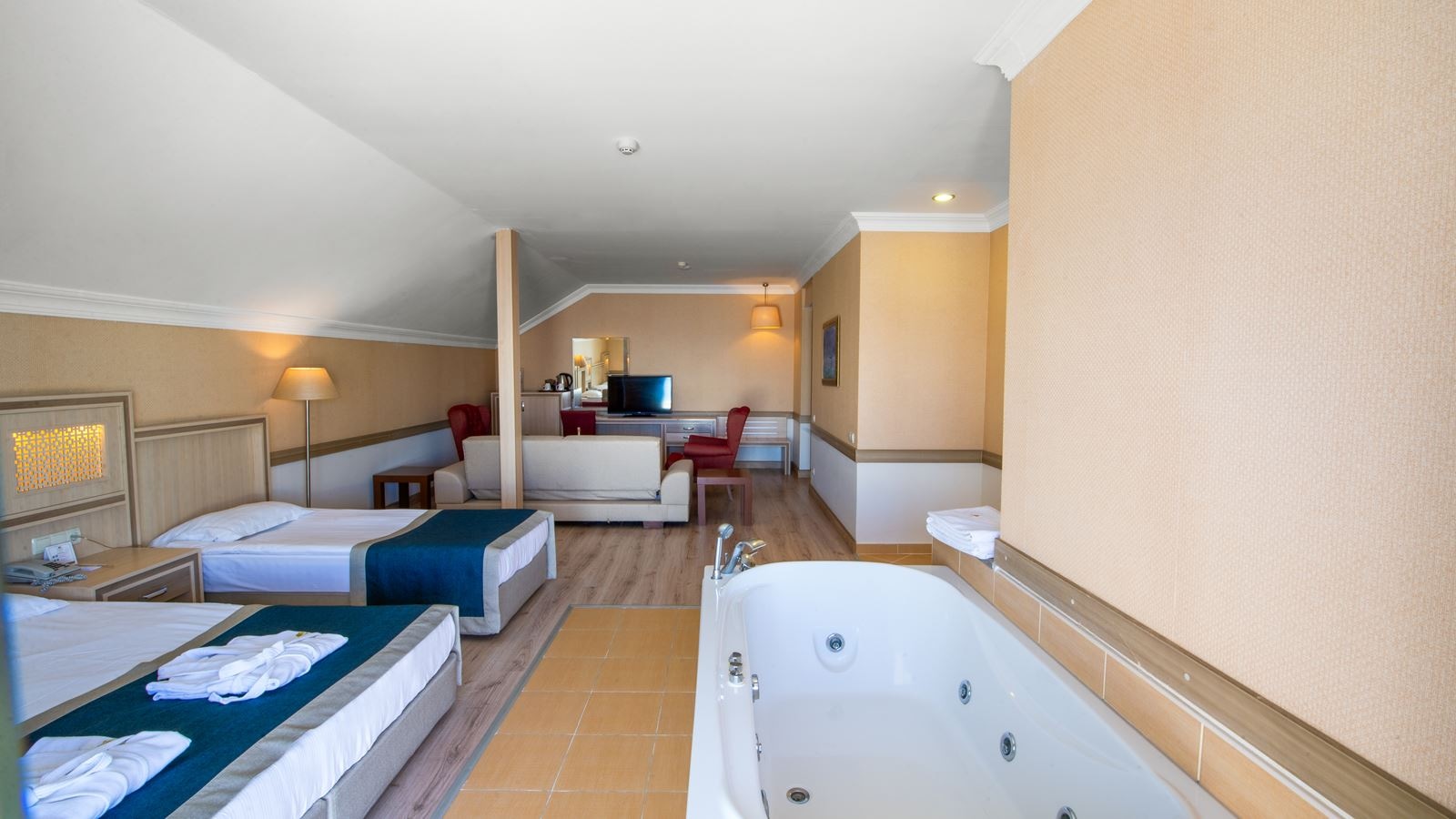 rooms-deluxe-suite