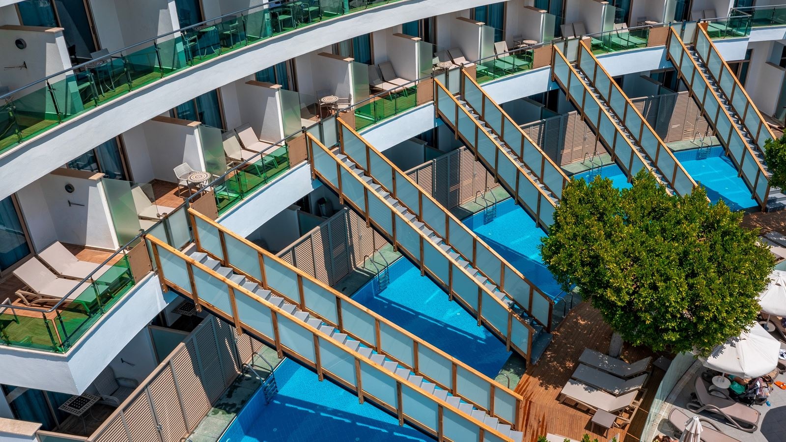 rooms-swim-up--pool-access