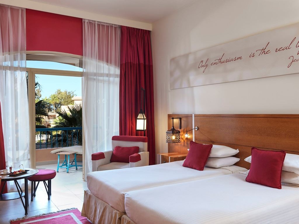 rooms-premium-pool-view