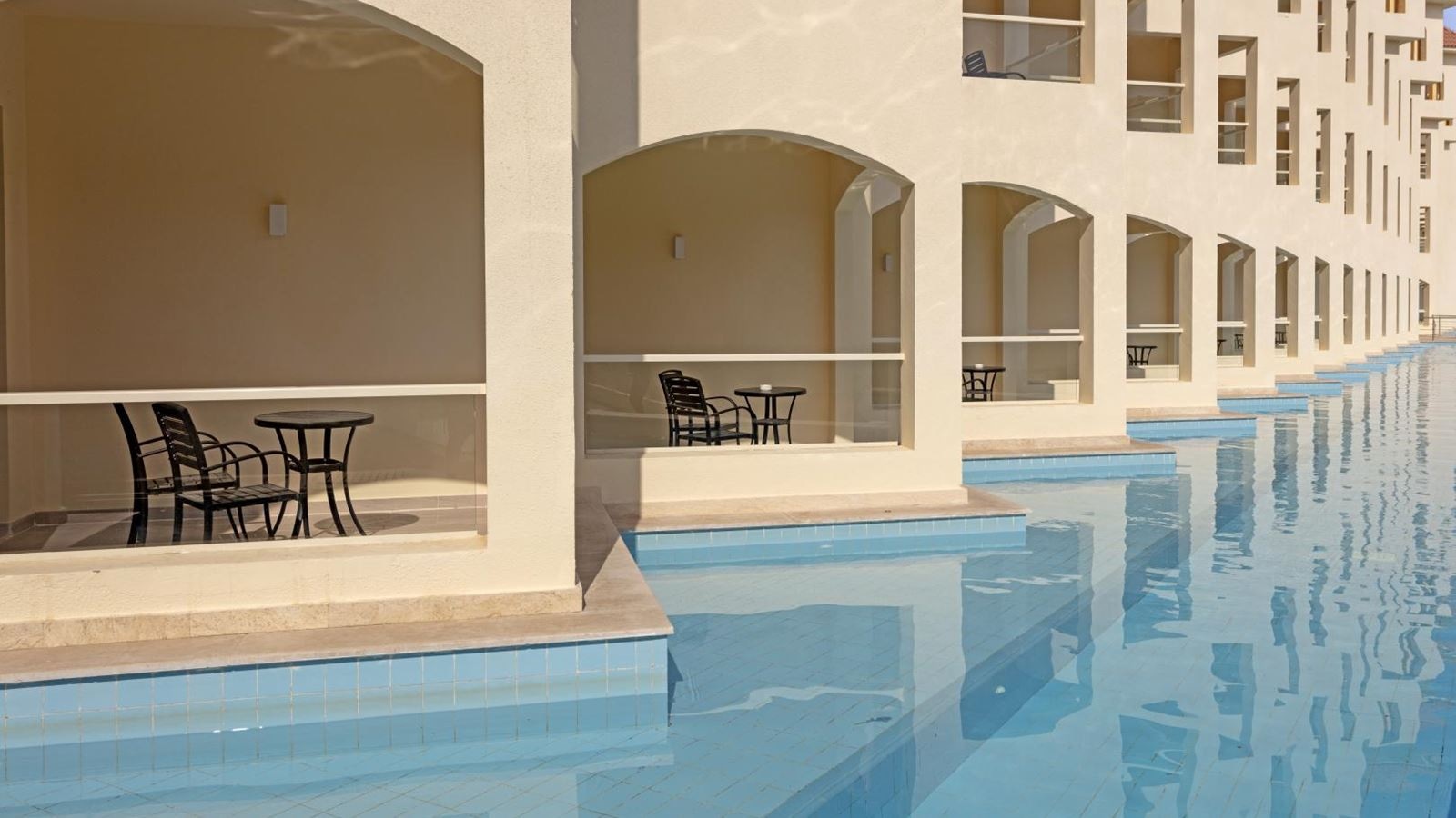 rooms-main-building-superior-swim-up-room