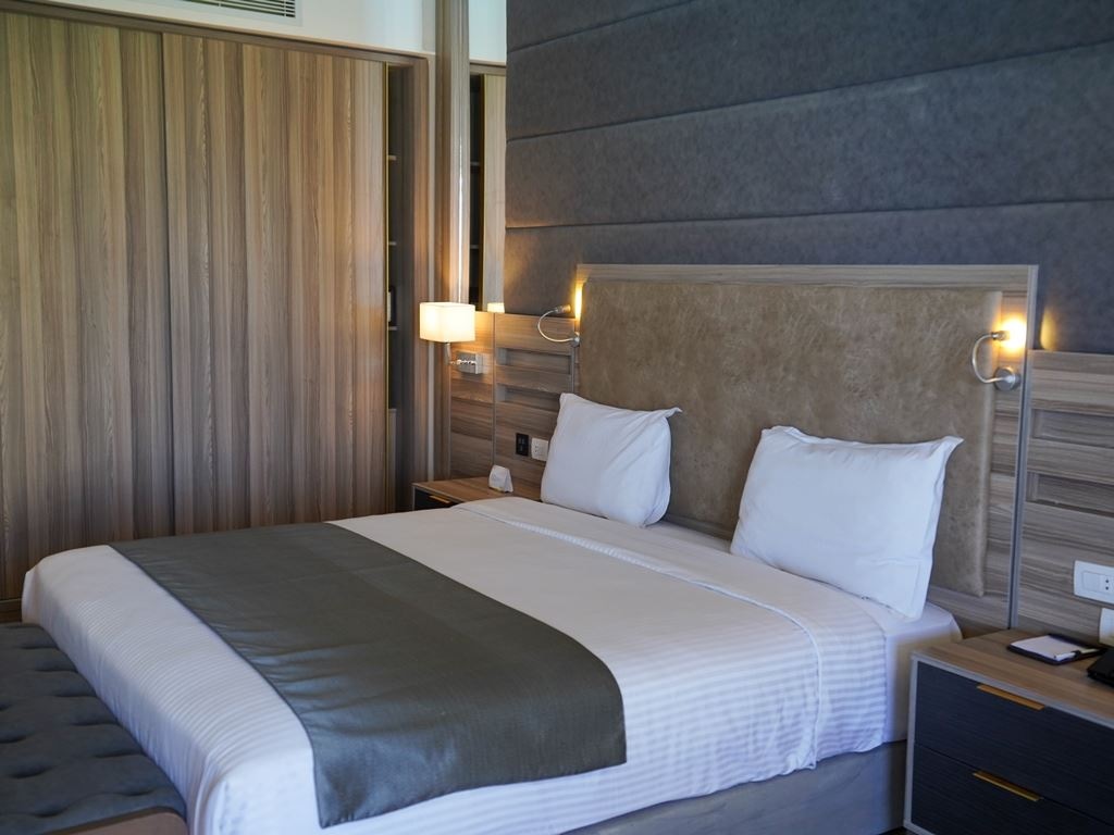 rooms-main-building-junior-suite-side-sea-view