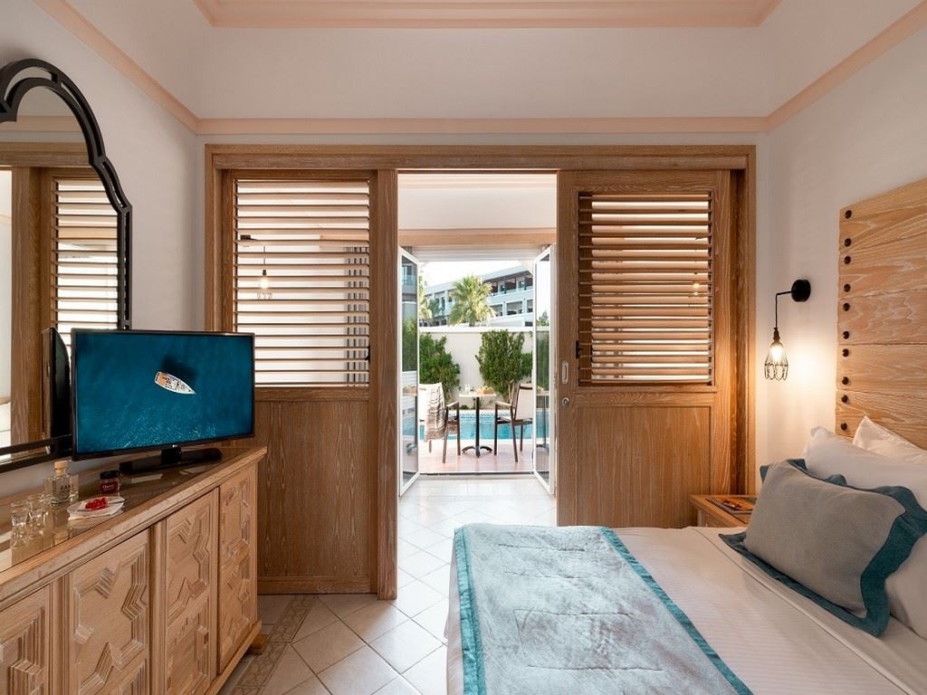 rooms-family-shared-pool